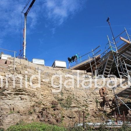 Trockenmauer Bau mit Hilfe eines 12 Meter Gerüst durch die Landschaftsgärtner der Hans Schmid GmbH