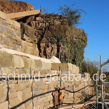 Trockenmauerbau auf gewachsenem Fels gegründet durch die Gärtner der Hans Schmid GmbH