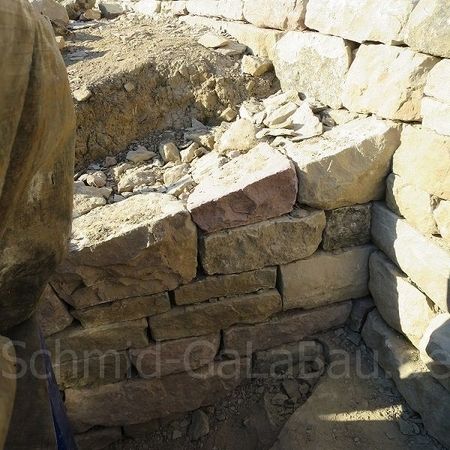 Verzahnung und Höhenversatz von drei Mauern