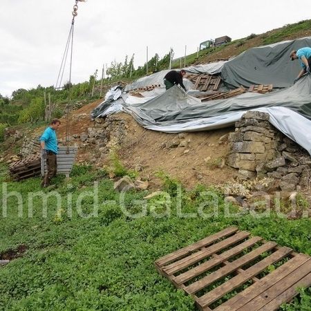 Aufdecken der Trockenmauer