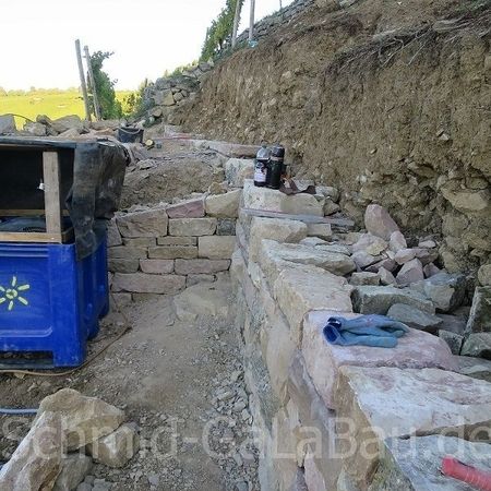 Steinbearbeitung beim Trockenmauerbau