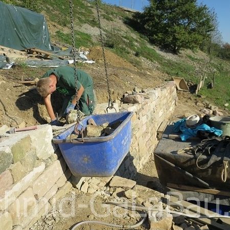 Hintermauerung beim Trockenmauerbau