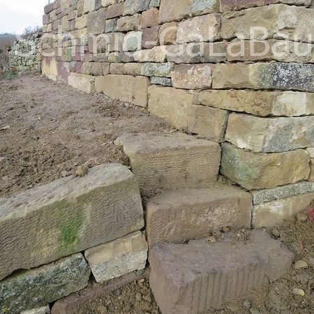 Verzahnung, Höhenversprung und Treppe von 3 Trockenmauern