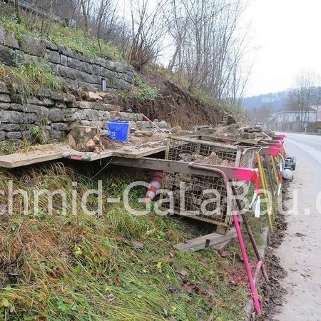 Trockenmauerbau an der Landstraße zwischen Roßwag und B 10 / Seemühle