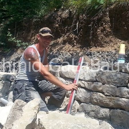 Landschaftsgärtner der Hans Schmid GmbH beim Trockenmauerbau