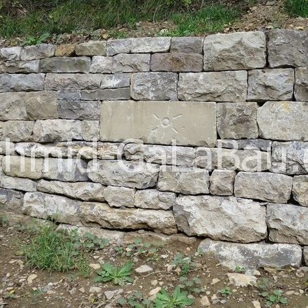 Firmenlogo in Stein gemeißelt an der Trockenmauer am Enztalradweg zwischen Roßwag und B 10