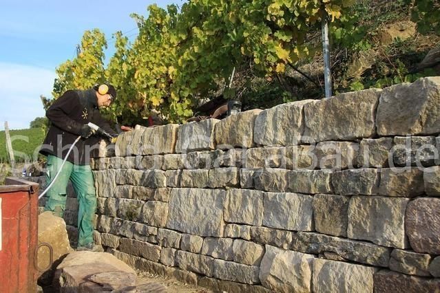 Pressluftwerkzeug beim Trockenmauerbau in der Roßwager Halde