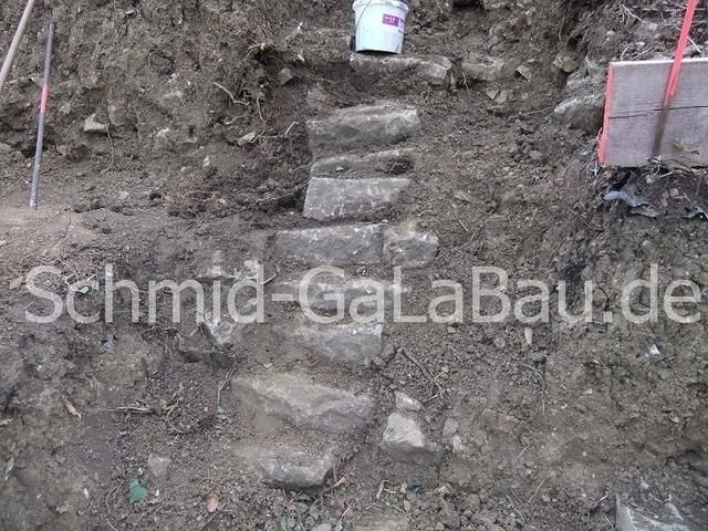 freigelegte alte Treppenanlage im Weinberg