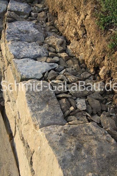 Hintermauerung der Trockenmauer von Hans Schmid Garten und Landschaftsbau