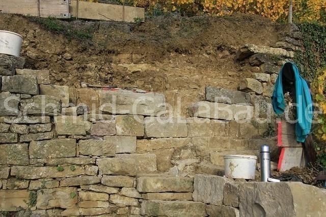 Trockenmauer auf anstehendem Fels gebaut von den Gärtnern der Hans Schmid GmbH