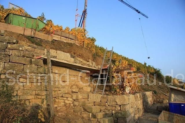 Nun waren wir mit unserer Trockenmauer soweit angelangt, dass wir uns ein Gerüst bauen mussten.