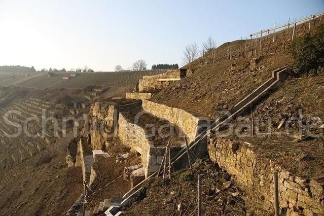 Fertiggestellte Trockenmauerarbeiten mit Blick auf die Roßwager Halde